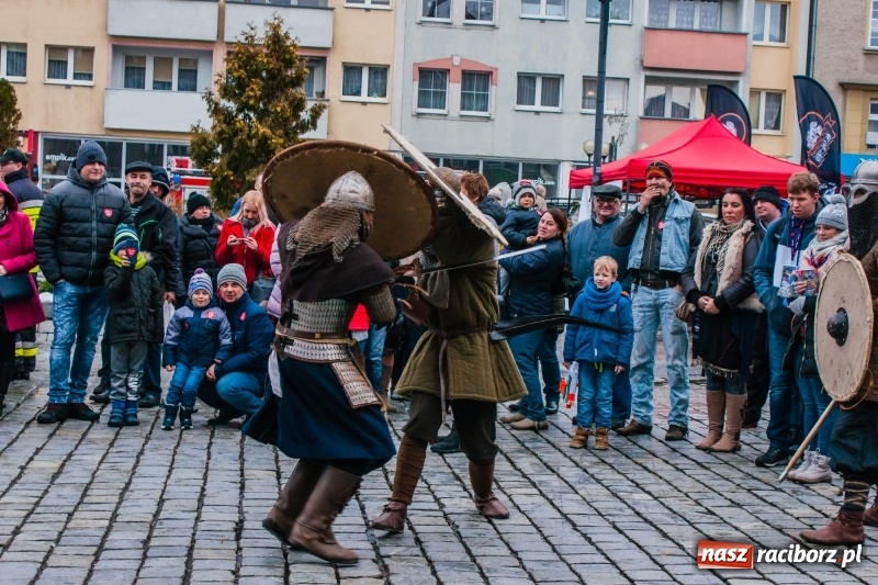 Zdjęcie w galerii na portalu naszraciborz.pl: Wielka Orkiestra Świątecznej Pomocy rozgrzewała na Rynku  wiadomości z regionu