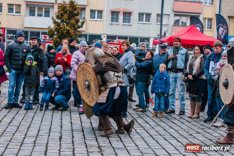 Zdjęcie w galerii na portalu naszraciborz.pl: Wielka Orkiestra Świątecznej Pomocy rozgrzewała na Rynku  wiadomości z regionu