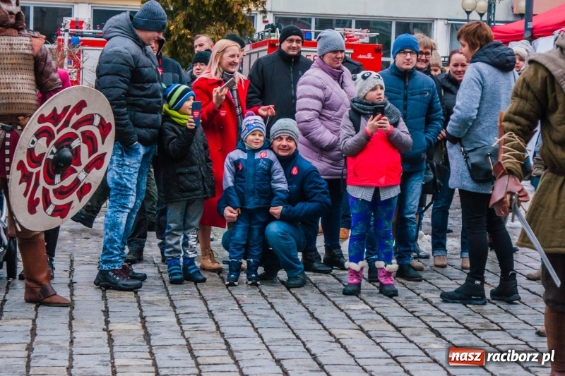 Zdjęcie w galerii na portalu naszraciborz.pl: Wielka Orkiestra Świątecznej Pomocy rozgrzewała na Rynku  wiadomości z regionu