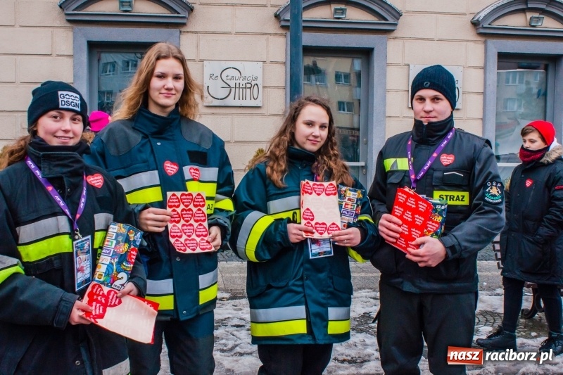 Zdjęcie w galerii na portalu naszraciborz.pl: Wielka Orkiestra Świątecznej Pomocy rozgrzewała na Rynku  wiadomości z regionu