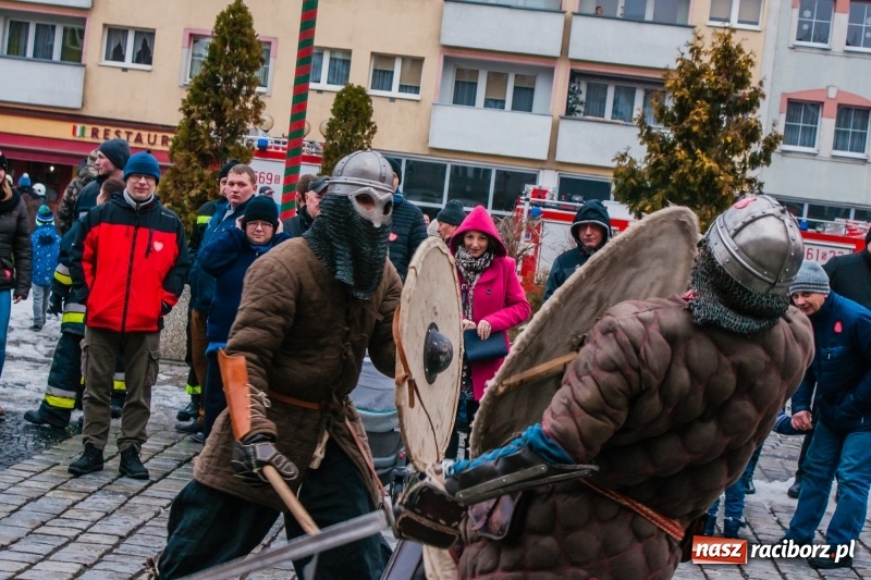 Zdjęcie w galerii na portalu naszraciborz.pl: Wielka Orkiestra Świątecznej Pomocy rozgrzewała na Rynku  wiadomości z regionu
