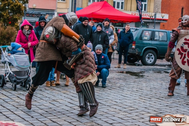 Zdjęcie w galerii na portalu naszraciborz.pl: Wielka Orkiestra Świątecznej Pomocy rozgrzewała na Rynku  wiadomości z regionu