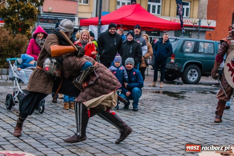 Zdjęcie w galerii na portalu naszraciborz.pl: Wielka Orkiestra Świątecznej Pomocy rozgrzewała na Rynku  wiadomości z regionu