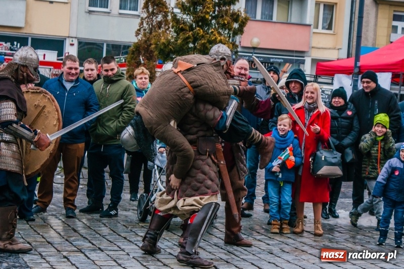 Zdjęcie w galerii na portalu naszraciborz.pl: Wielka Orkiestra Świątecznej Pomocy rozgrzewała na Rynku  wiadomości z regionu