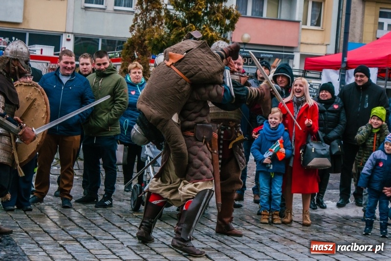 Zdjęcie w galerii na portalu naszraciborz.pl: Wielka Orkiestra Świątecznej Pomocy rozgrzewała na Rynku  wiadomości z regionu