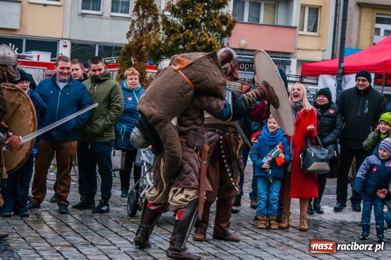 Zdjęcie w galerii na portalu naszraciborz.pl: Wielka Orkiestra Świątecznej Pomocy rozgrzewała na Rynku  wiadomości z regionu