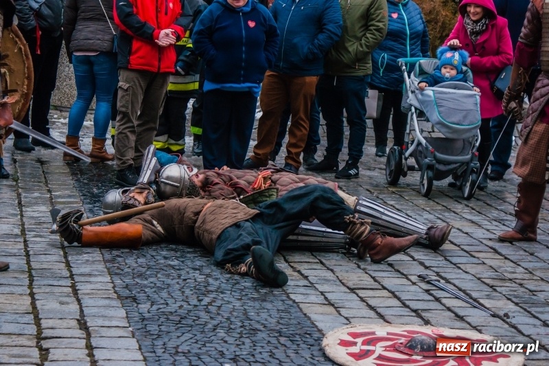 Zdjęcie w galerii na portalu naszraciborz.pl: Wielka Orkiestra Świątecznej Pomocy rozgrzewała na Rynku  wiadomości z regionu