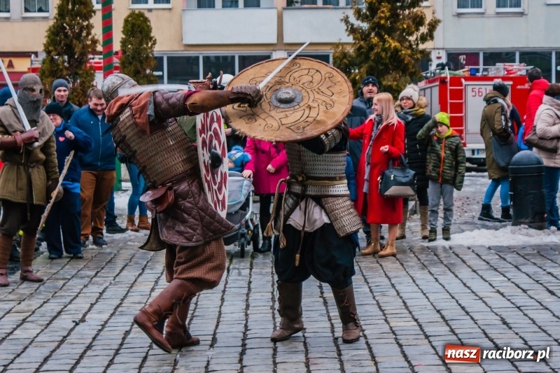 Zdjęcie w galerii na portalu naszraciborz.pl: Wielka Orkiestra Świątecznej Pomocy rozgrzewała na Rynku  wiadomości z regionu
