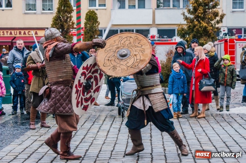 Zdjęcie w galerii na portalu naszraciborz.pl: Wielka Orkiestra Świątecznej Pomocy rozgrzewała na Rynku  wiadomości z regionu