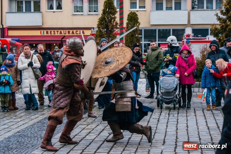 Zdjęcie w galerii na portalu naszraciborz.pl: Wielka Orkiestra Świątecznej Pomocy rozgrzewała na Rynku  wiadomości z regionu
