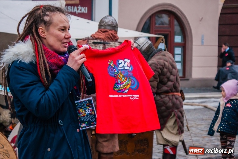 Zdjęcie w galerii na portalu naszraciborz.pl: Wielka Orkiestra Świątecznej Pomocy rozgrzewała na Rynku  wiadomości z regionu