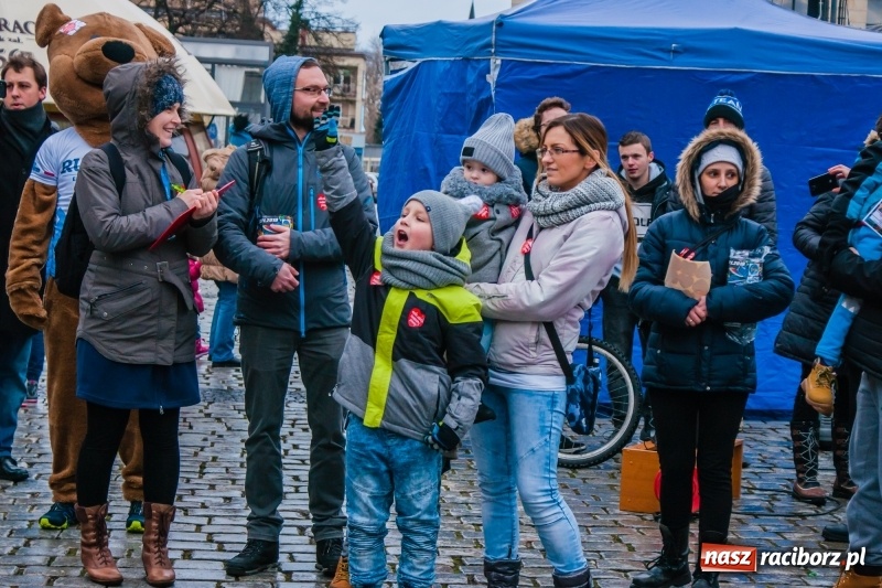 Zdjęcie w galerii na portalu naszraciborz.pl: Wielka Orkiestra Świątecznej Pomocy rozgrzewała na Rynku  wiadomości z regionu