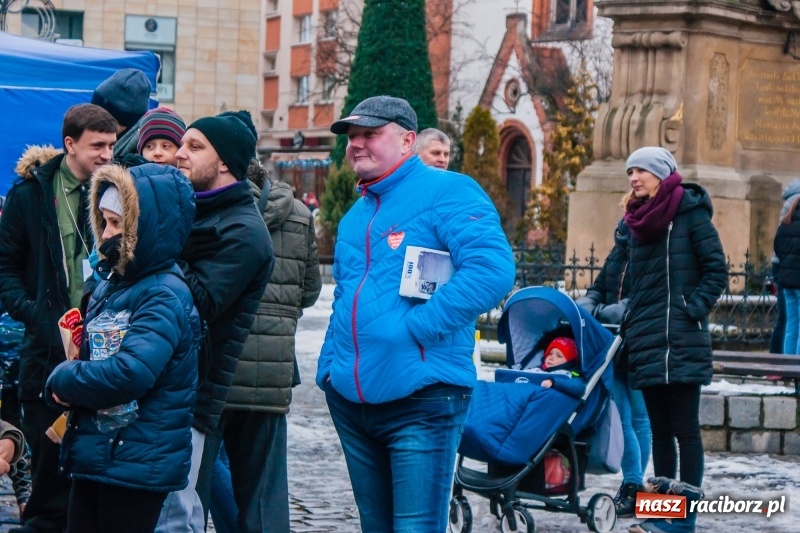 Zdjęcie w galerii na portalu naszraciborz.pl: Wielka Orkiestra Świątecznej Pomocy rozgrzewała na Rynku  wiadomości z regionu