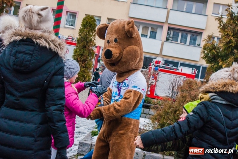 Zdjęcie w galerii na portalu naszraciborz.pl: Wielka Orkiestra Świątecznej Pomocy rozgrzewała na Rynku  wiadomości z regionu