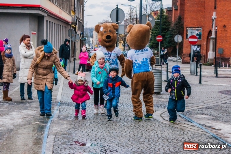 Zdjęcie w galerii na portalu naszraciborz.pl: Wielka Orkiestra Świątecznej Pomocy rozgrzewała na Rynku  wiadomości z regionu