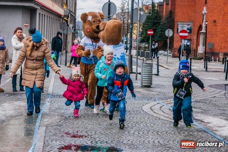 Zdjęcie w galerii na portalu naszraciborz.pl: Wielka Orkiestra Świątecznej Pomocy rozgrzewała na Rynku  wiadomości z regionu