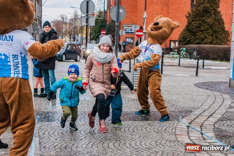 Zdjęcie w galerii na portalu naszraciborz.pl: Wielka Orkiestra Świątecznej Pomocy rozgrzewała na Rynku  wiadomości z regionu