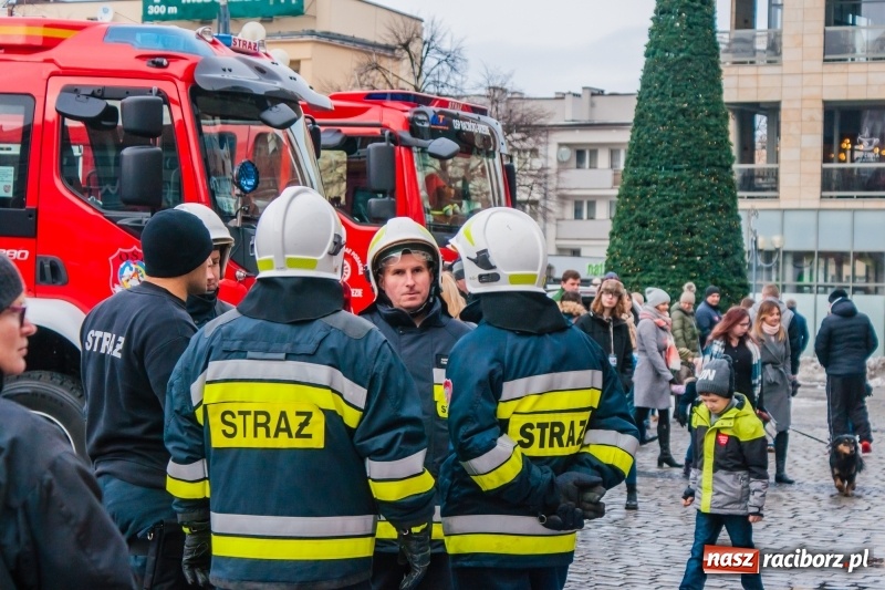 Zdjęcie w galerii na portalu naszraciborz.pl: Wielka Orkiestra Świątecznej Pomocy rozgrzewała na Rynku  wiadomości z regionu