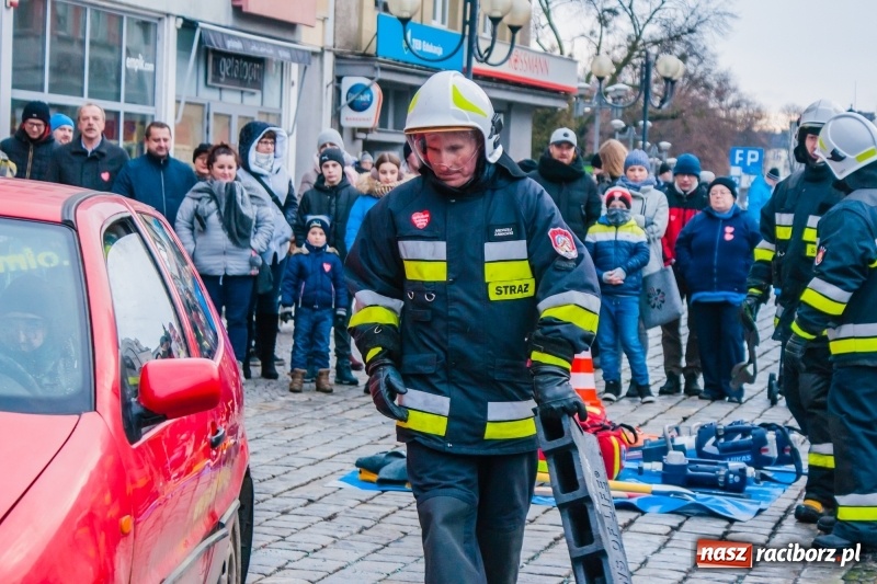 Zdjęcie w galerii na portalu naszraciborz.pl: Wielka Orkiestra Świątecznej Pomocy rozgrzewała na Rynku  wiadomości z regionu