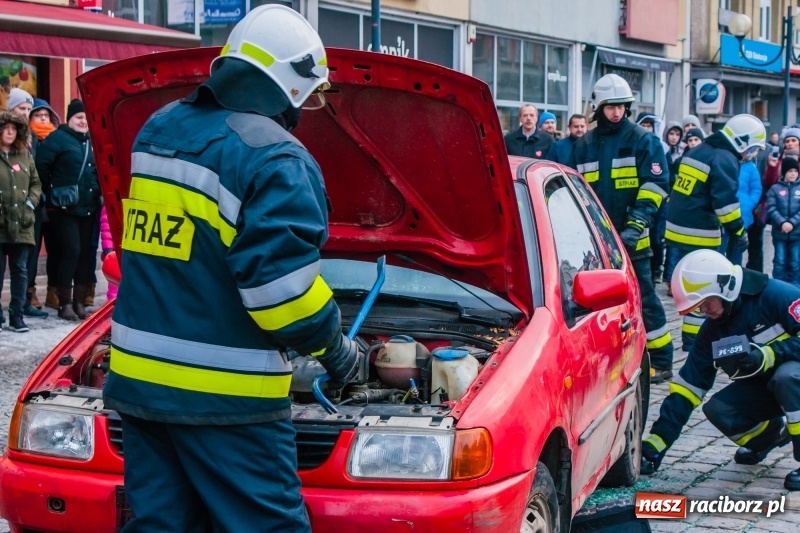 Zdjęcie w galerii na portalu naszraciborz.pl: Wielka Orkiestra Świątecznej Pomocy rozgrzewała na Rynku  wiadomości z regionu