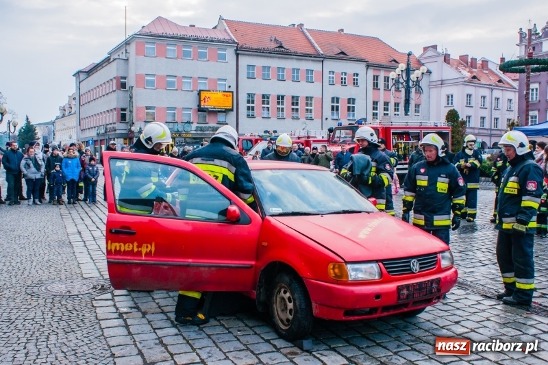 Zdjęcie w galerii na portalu naszraciborz.pl: Wielka Orkiestra Świątecznej Pomocy rozgrzewała na Rynku  wiadomości z regionu
