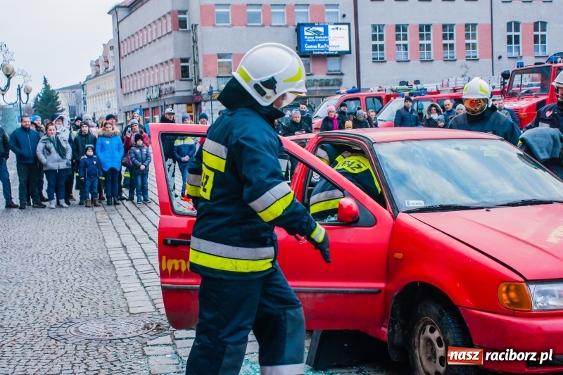 Zdjęcie w galerii na portalu naszraciborz.pl: Wielka Orkiestra Świątecznej Pomocy rozgrzewała na Rynku  wiadomości z regionu