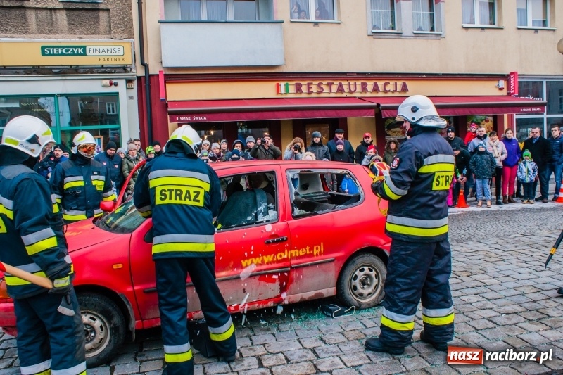 Zdjęcie w galerii na portalu naszraciborz.pl: Wielka Orkiestra Świątecznej Pomocy rozgrzewała na Rynku  wiadomości z regionu