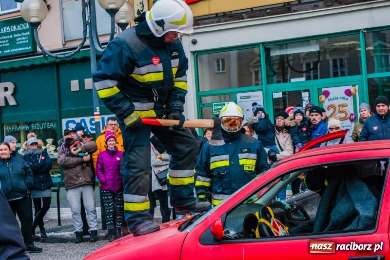 Zdjęcie w galerii na portalu naszraciborz.pl: Wielka Orkiestra Świątecznej Pomocy rozgrzewała na Rynku  wiadomości z regionu
