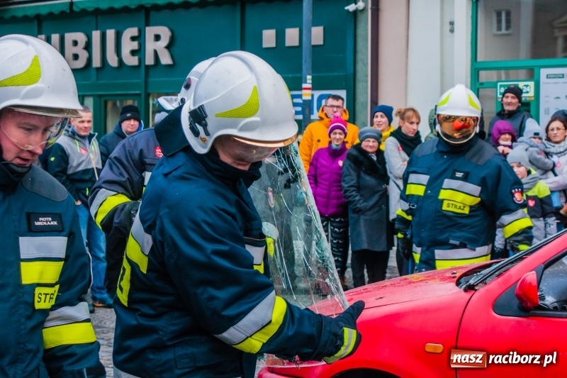 Zdjęcie w galerii na portalu naszraciborz.pl: Wielka Orkiestra Świątecznej Pomocy rozgrzewała na Rynku  wiadomości z regionu