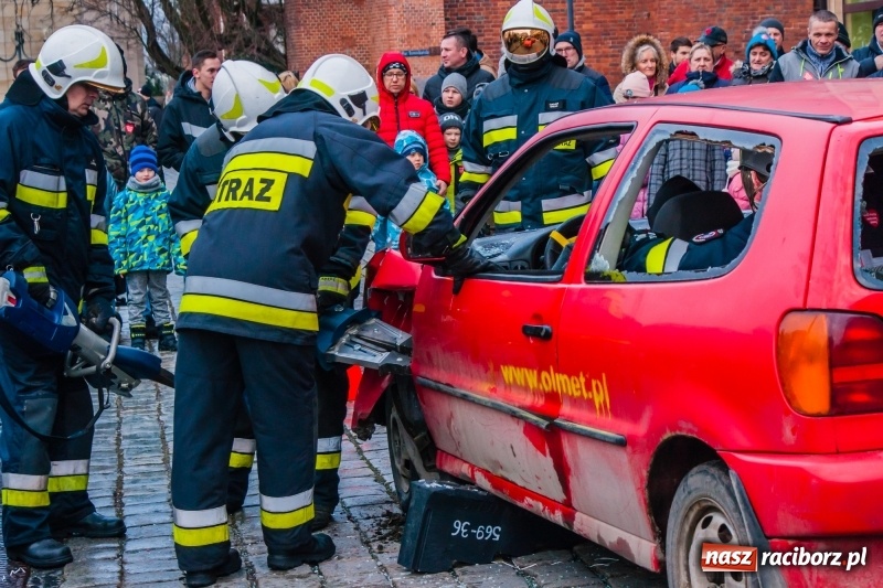 Zdjęcie w galerii na portalu naszraciborz.pl: Wielka Orkiestra Świątecznej Pomocy rozgrzewała na Rynku  wiadomości z regionu