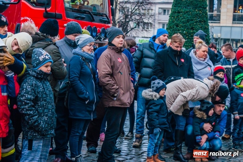 Zdjęcie w galerii na portalu naszraciborz.pl: Wielka Orkiestra Świątecznej Pomocy rozgrzewała na Rynku  wiadomości z regionu