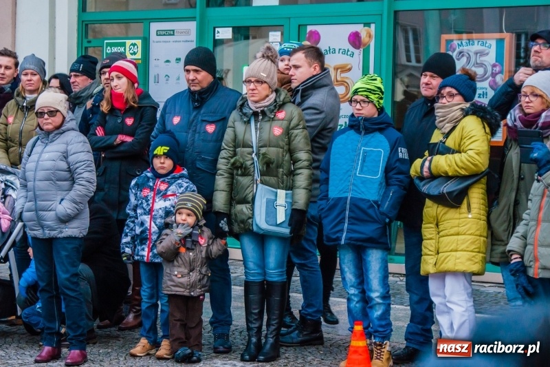 Zdjęcie w galerii na portalu naszraciborz.pl: Wielka Orkiestra Świątecznej Pomocy rozgrzewała na Rynku  wiadomości z regionu