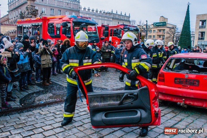 Zdjęcie w galerii na portalu naszraciborz.pl: Wielka Orkiestra Świątecznej Pomocy rozgrzewała na Rynku  wiadomości z regionu