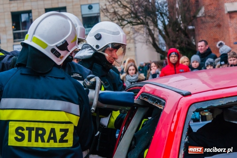 Zdjęcie w galerii na portalu naszraciborz.pl: Wielka Orkiestra Świątecznej Pomocy rozgrzewała na Rynku  wiadomości z regionu