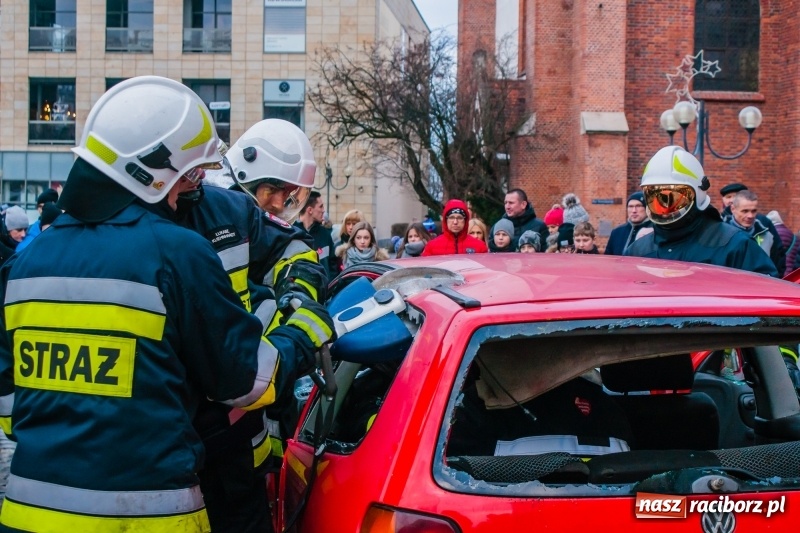 Zdjęcie w galerii na portalu naszraciborz.pl: Wielka Orkiestra Świątecznej Pomocy rozgrzewała na Rynku  wiadomości z regionu