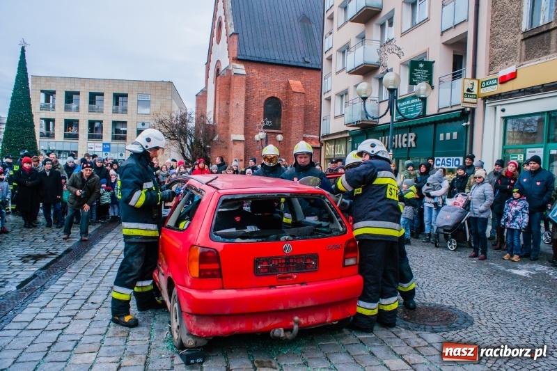 Zdjęcie w galerii na portalu naszraciborz.pl: Wielka Orkiestra Świątecznej Pomocy rozgrzewała na Rynku  wiadomości z regionu