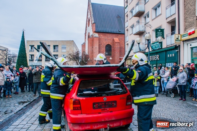 Zdjęcie w galerii na portalu naszraciborz.pl: Wielka Orkiestra Świątecznej Pomocy rozgrzewała na Rynku  wiadomości z regionu