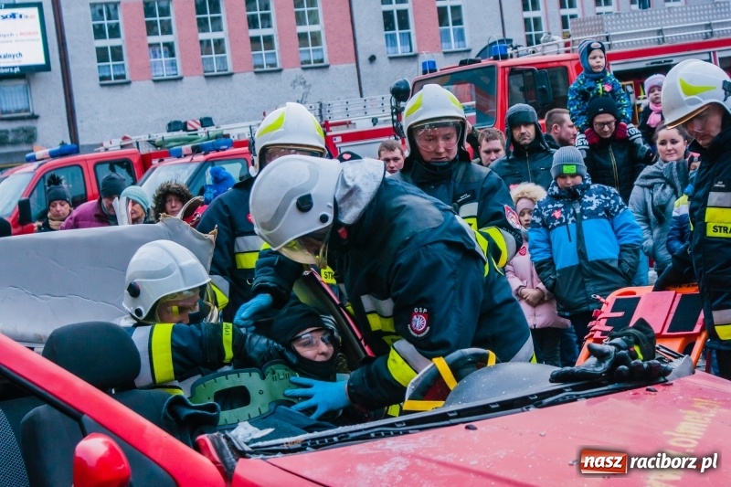 Zdjęcie w galerii na portalu naszraciborz.pl: Wielka Orkiestra Świątecznej Pomocy rozgrzewała na Rynku  wiadomości z regionu