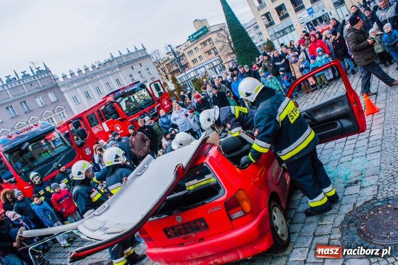 Zdjęcie w galerii na portalu naszraciborz.pl: Wielka Orkiestra Świątecznej Pomocy rozgrzewała na Rynku  wiadomości z regionu
