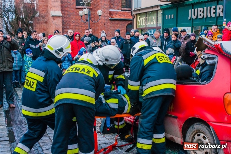Zdjęcie w galerii na portalu naszraciborz.pl: Wielka Orkiestra Świątecznej Pomocy rozgrzewała na Rynku  wiadomości z regionu
