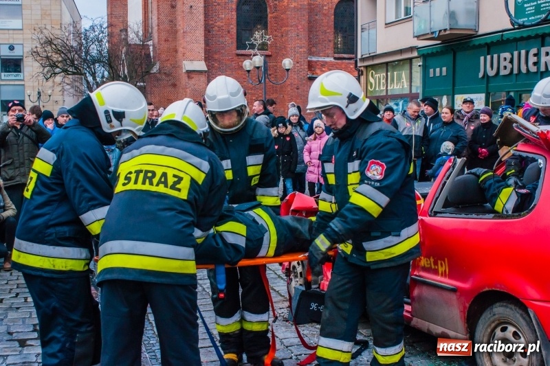 Zdjęcie w galerii na portalu naszraciborz.pl: Wielka Orkiestra Świątecznej Pomocy rozgrzewała na Rynku  wiadomości z regionu