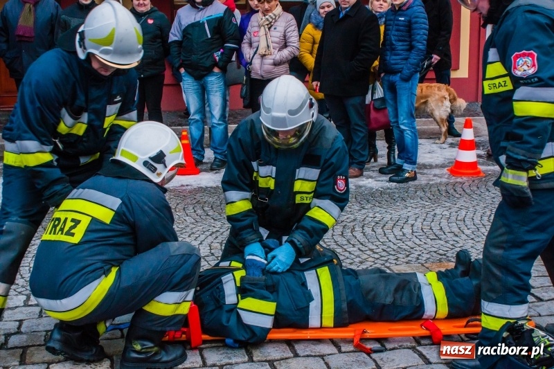 Zdjęcie w galerii na portalu naszraciborz.pl: Wielka Orkiestra Świątecznej Pomocy rozgrzewała na Rynku  wiadomości z regionu