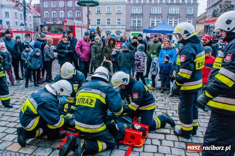 Zdjęcie w galerii na portalu naszraciborz.pl: Wielka Orkiestra Świątecznej Pomocy rozgrzewała na Rynku  wiadomości z regionu