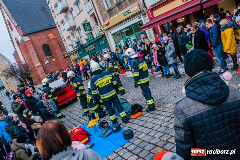Zdjęcie w galerii na portalu naszraciborz.pl: Wielka Orkiestra Świątecznej Pomocy rozgrzewała na Rynku  wiadomości z regionu