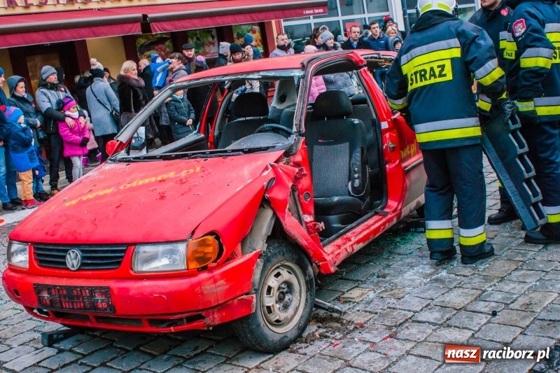 Zdjęcie w galerii na portalu naszraciborz.pl: Wielka Orkiestra Świątecznej Pomocy rozgrzewała na Rynku  wiadomości z regionu