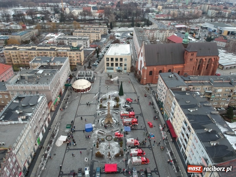 Zdjęcie w galerii na portalu naszraciborz.pl: Wielka Orkiestra Świątecznej Pomocy rozgrzewała na Rynku  wiadomości z regionu