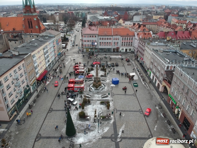 Zdjęcie w galerii na portalu naszraciborz.pl: Wielka Orkiestra Świątecznej Pomocy rozgrzewała na Rynku  wiadomości z regionu