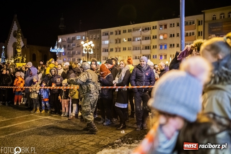 Zdjęcie w galerii na portalu naszraciborz.pl: Ogniste światełko do nieba. Labareda Fireshow na finał raciborskiego WOŚP  wiadomości z regionu