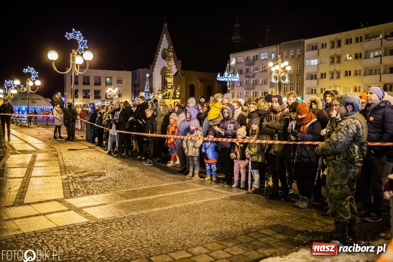Zdjęcie w galerii na portalu naszraciborz.pl: Ogniste światełko do nieba. Labareda Fireshow na finał raciborskiego WOŚP  wiadomości z regionu