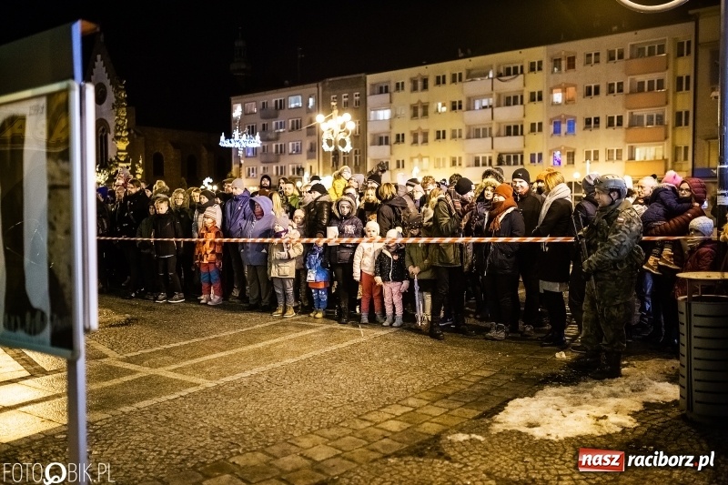 Zdjęcie w galerii na portalu naszraciborz.pl: Ogniste światełko do nieba. Labareda Fireshow na finał raciborskiego WOŚP  wiadomości z regionu